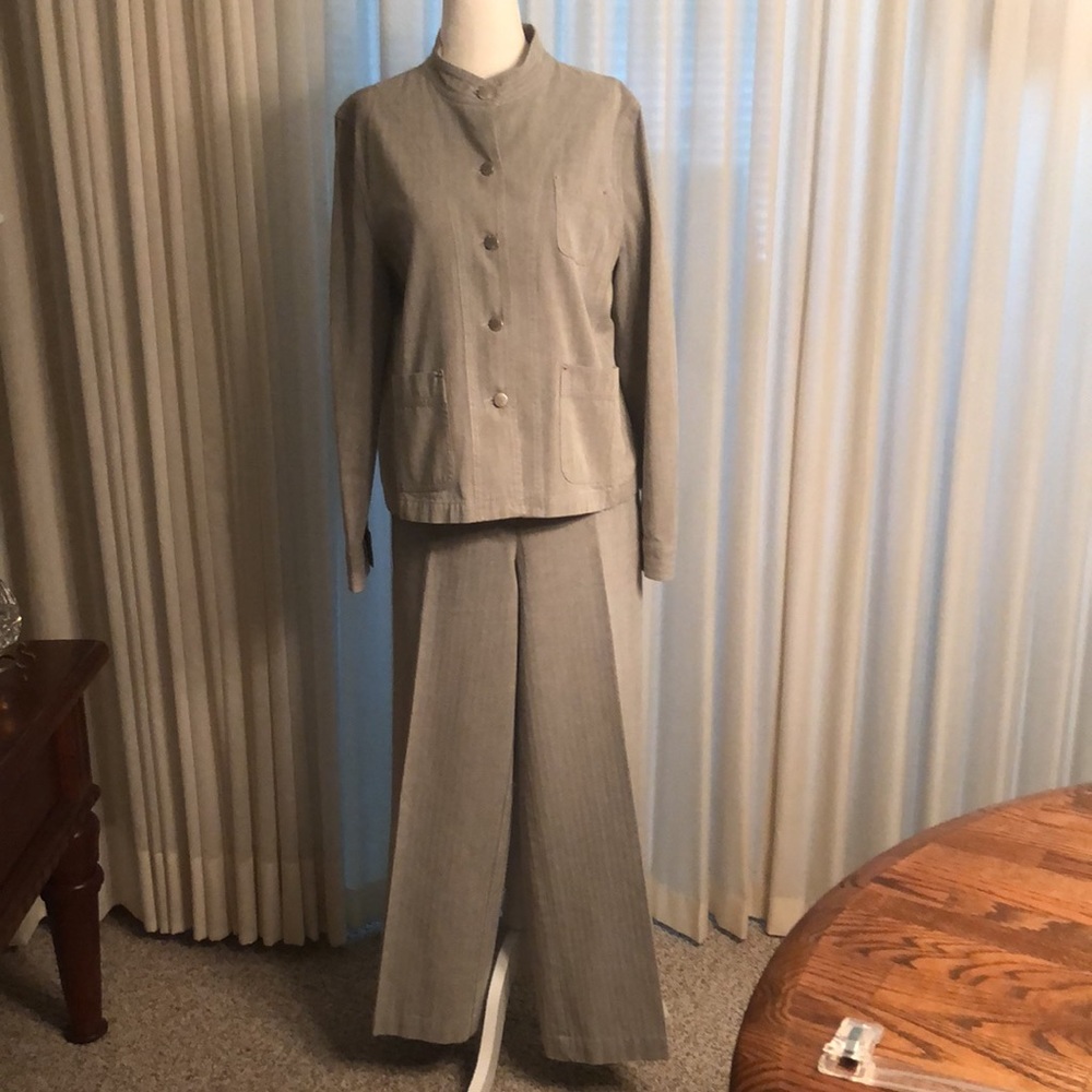 Isaac Mizrahi Cotten Suit in Size 12, both Jacket & Pants.